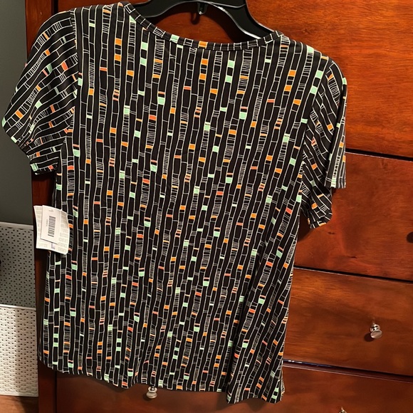 Classic tee, large from Lularoe, brand new with tags - Picture 2 of 4